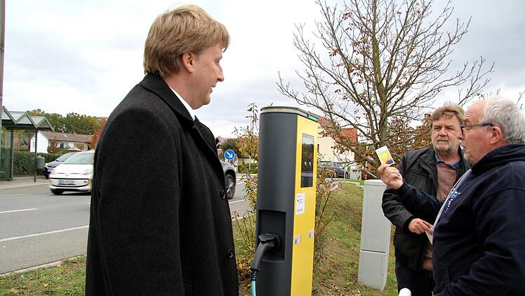 Hans Hölling (rechts) aus Großenseebach war der erste Kunde.Richard Sänger