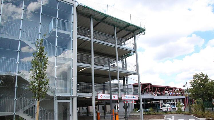 Zuletzt entstanden in Coburg Parkhäuser, wie hier das auf dem Betriebsgelände der SÜC. Eine Arbeitsgruppe soll nach dem Willen dreier Stadtratsfraktionen untersuchen, was in Theaternähe möglich wäre.