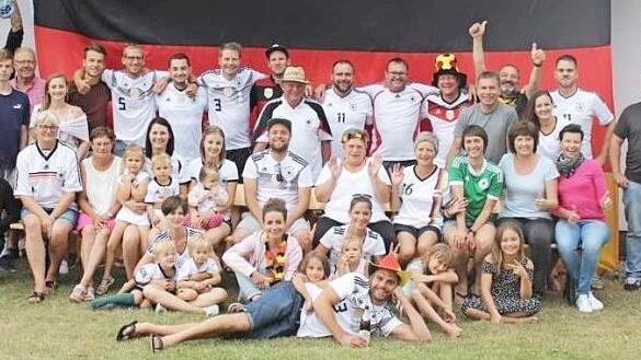Alle WM-Fans aus Scherneck, die bei Familie Reinm&uuml;ller die Spiele schauten, trugen zur Spende von 2350 Euro bei.  Foto: Fam. Reinm&uuml;ller