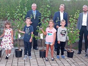 Die stolzen Baumbesitzer (von links) Luna Deuerling, Tim Wachter, Saskia Renner, David Kapler und Richard Schmitz sowie OGV-Vorsitzender Hans Siegmeth, B&uuml;rgermeister Bernd Rebhan sowie Rektor Hans Peter M&uuml;ller Foto: Heike Sch&uuml;lein