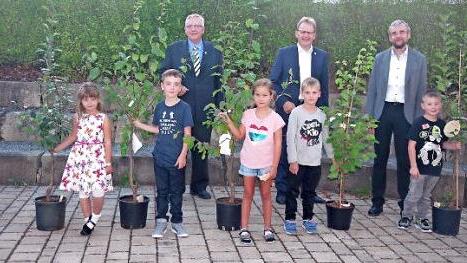 Die stolzen Baumbesitzer (von links) Luna Deuerling, Tim Wachter, Saskia Renner, David Kapler und Richard Schmitz sowie OGV-Vorsitzender Hans Siegmeth, B&uuml;rgermeister Bernd Rebhan sowie Rektor Hans Peter M&uuml;ller Foto: Heike Sch&uuml;lein