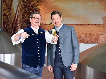 Hermann Nothhaft (links), Leiter Technologie und Qualitätssicherung, und Mathias Keil, Vorstand Finanzen und Technik, nehmen die Festbiersude unter die Lupe. Foto: privat