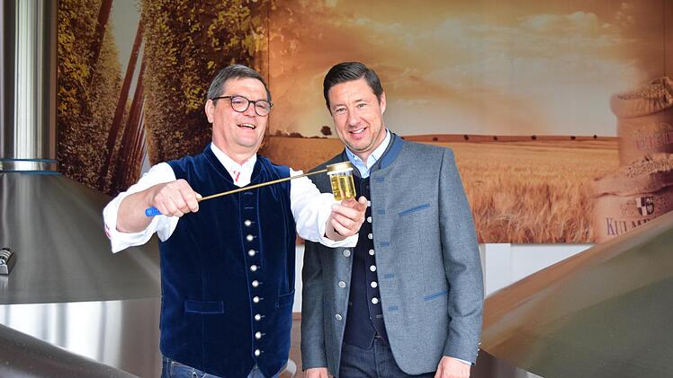 Hermann Nothhaft (links), Leiter Technologie und Qualitätssicherung, und Mathias Keil, Vorstand Finanzen und Technik, nehmen die Festbiersude unter die Lupe. Foto: privat