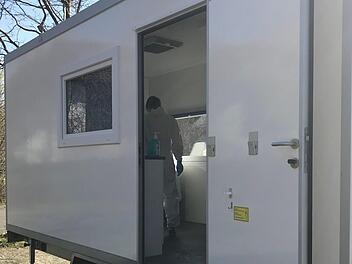 Der Test-Wagen, zu dem Personen wegen eines Corona-Rachentestes bestellt werden, befindet sich jetzt nicht mehr in der Nähe der Eishalle. Er wurde auf einem anderen Platz abgestellt. Wo soll nicht bekannt gegeben werden, damit es nicht wieder einen unkontrollierten Ansturm auf die Einrichtung gibt.  Katja Müller