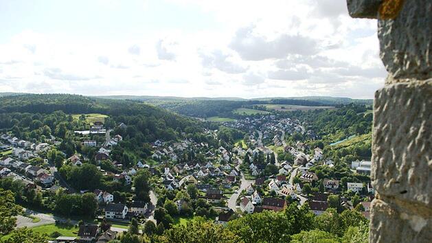 Eine bessere Mobilfunkversorgung für Eltmann-Süd könnte der Bau eines Antennen-Mastes westlich der Wallburg bringen. Das Vorhaben der Deutschen Funkturm GmbH diskutierte der Bauausschuss am Montag. Unser Bild entstand von der Wallburg aus.  Sabine Weinbeer