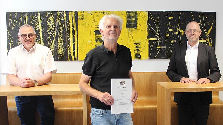 Bereichsleiter Gerald Langer (links) und Behördenleiter Dr. Michael Fuchs verabschiedeten am Donnerstag Erwin Full. Foto: Nina Löhner
