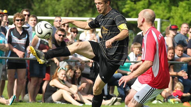 Der Motschenbacher Kapitän Christian Stenglein (am Ball) gegen den Schwarzacher Michael Hagenbucher.