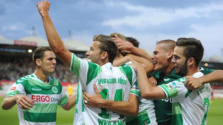 Spieler jubeln mit Goran Sukalo (verdeckt, M) über dessen Tor zum 2:0. Foto: Timm Schamberger/dpa