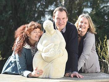 Stephan und Astrid Zehentmeier (rechts) mit ihrer "Humsera jetzerdla" und Bildhauerin Antjepia Gottschalk. Foto: privat
