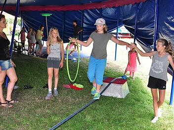 Nadine Lauenburger (von links) erklärt Hannah Lenhart aus Haßfurt, Alicia Neumer aus Zeil und Klara Hömerlein aus Augsfeld, wie sie auf der Slackline balancieren können.  Fotos: Ulrike Langer
