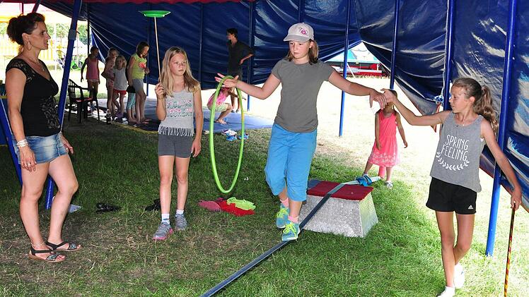 Nadine Lauenburger (von links) erklärt Hannah Lenhart aus Haßfurt, Alicia Neumer aus Zeil und Klara Hömerlein aus Augsfeld, wie sie auf der Slackline balancieren können.  Fotos: Ulrike Langer