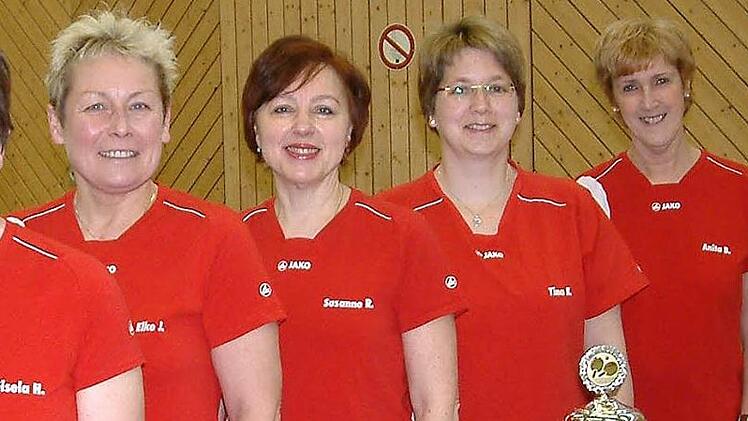 Die Damen des TSV Teuschnitz spielen in der kommenden Saison überraschend in der Landesliga Nord/West. Zum Kader gehören (von links) Gisela Hable, Elke Jakob, Susanne Richter, Tina Köhler, Anita Beetz und Jessica Kürschner. Foto: Hans Franz