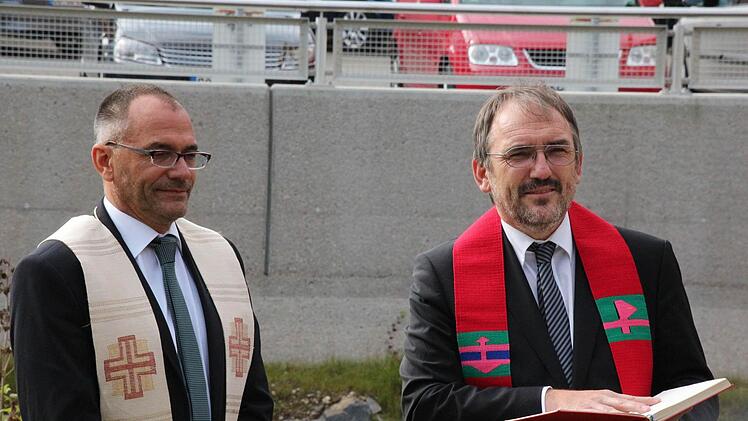 Den Segen sprachen die Dekane Roland Huth (katholisch, links) und Andreas Kleefeld (evangelisch).