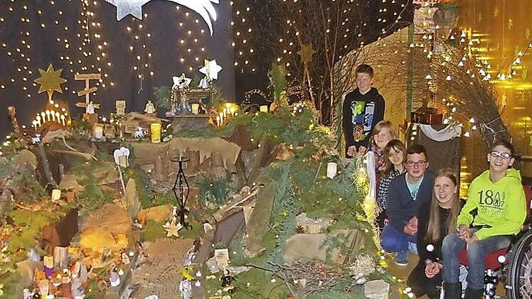Schüler der Berufs- und Mittelschulstufen der Lebenshilfe Kronach bauten zusammen mit Tom Sauer die Weihnachtskrippe auf. Foto: Heike Schülein