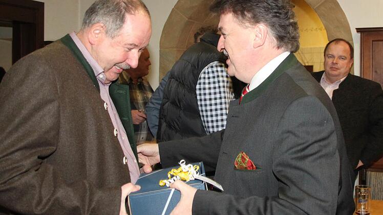 Glückwunsch zur Wahl: Freie-Wähler-Parteifreund Klaus Peter Söllner gratuliert Alfred Kolenda. Recht hinten Werner Burger (Grafengehaig).