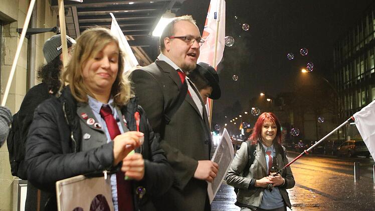 Kundgebung der Partei "Die Partei" am Coburger Bahnhof.Foto: Jochen Berger