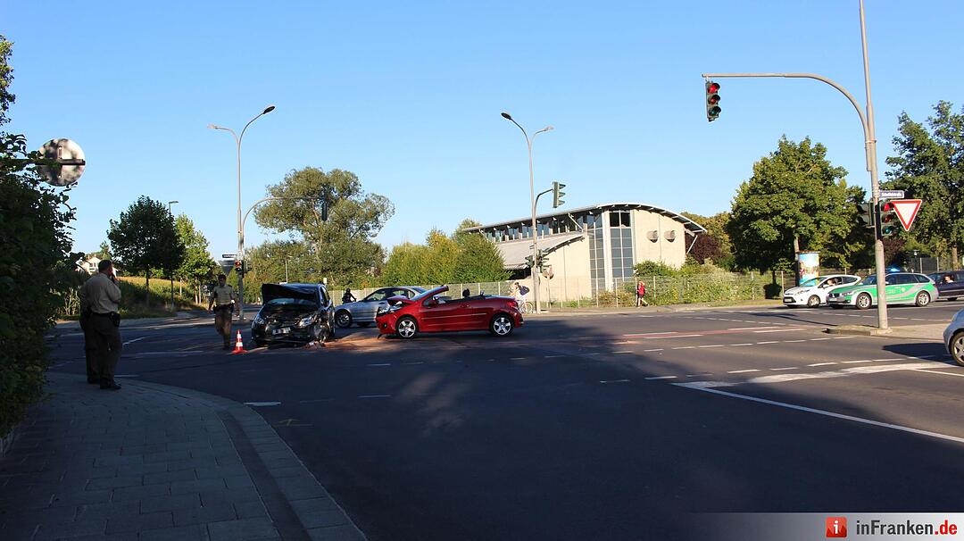 Frontalcrash zweier Pkw im Kreuzungsbereich - Beide Fahrerinnen schwer verletzt