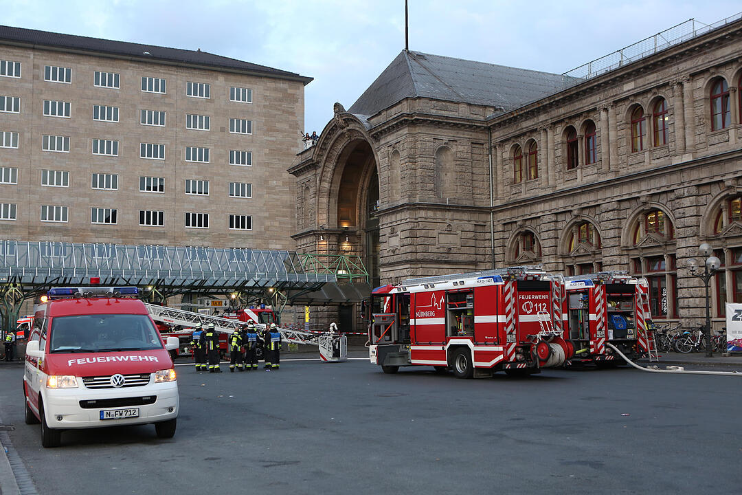 Brand am Nürnberger Hauptbahnhof - Unklare Rauchentwicklung in der Osthalle – Brandmeldeanlage löste aus – Bereich großräumig abgesperrt – Feuerwehr mit Großaufgebot vor Ort
