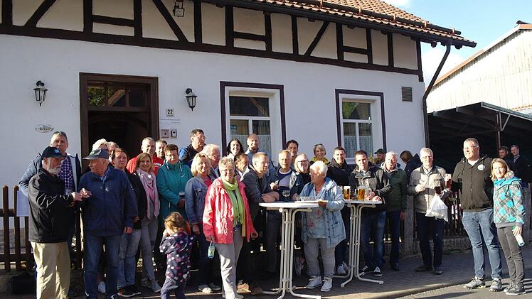 So viele kommen nicht oft spontan zu einem Gruppenbild zusammen: Volkerser und Volkser. Rechts die Ortssprecher Heike Kötzner (Volkers-Süd) und Carsten Struß (Volkers-Nord).  Stephanie Elm