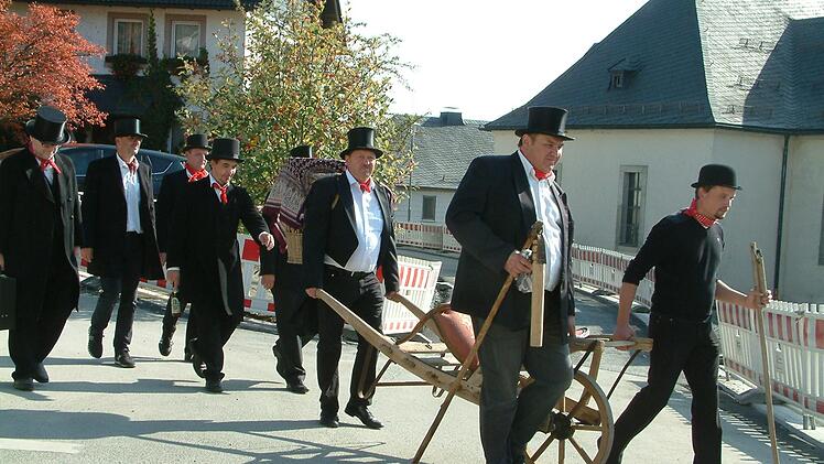 Ein Teil des Kirchweihmontagskomitees von Neuengrün, dessen Disziplin beim Marsch vom Bürgermeister beanstandet wurde.Hans Franz