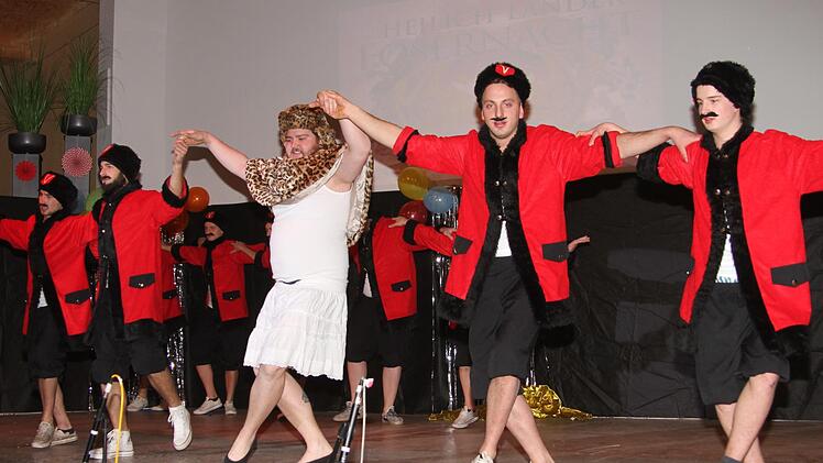 Sogar die Fußballer waren als russisches Ballett dabei.