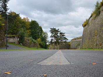 Der neue Parkplatz an der Festung Rosenberg erinnert manchen B&uuml;rger eher an eine Landebahn f&uuml;r Flugzeuge. Foto: Sandra Hackenberg