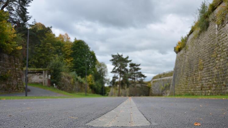 Der neue Parkplatz an der Festung Rosenberg erinnert manchen B&uuml;rger eher an eine Landebahn f&uuml;r Flugzeuge. Foto: Sandra Hackenberg