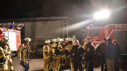 Feuerwehr und Rettungsdienst waren mit einem Gro&szlig;aufgebot in Bayreuth im Einsatz: In einem Wohn- und Arbeitsgeb&auml;ude bemerkten Anwohner einen bei&szlig;enden Geruch im Treppenhaus. Foto: News 5/Bauerfeind