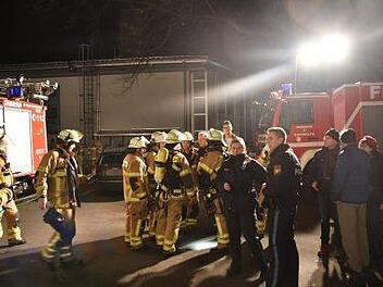 Feuerwehr und Rettungsdienst waren mit einem Gro&szlig;aufgebot in Bayreuth im Einsatz: In einem Wohn- und Arbeitsgeb&auml;ude bemerkten Anwohner einen bei&szlig;enden Geruch im Treppenhaus. Foto: News 5/Bauerfeind