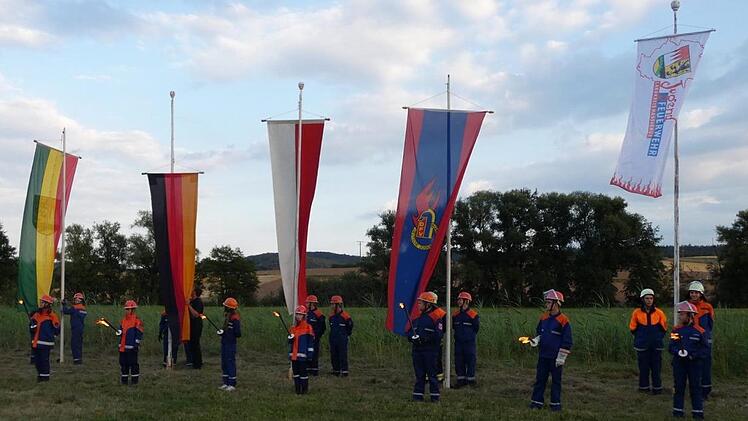 Höhepunkt bei der Eröffnung des alljährlichen Kreisjugendzeltlagers in Sulzbach ist die Flaggenhissung.