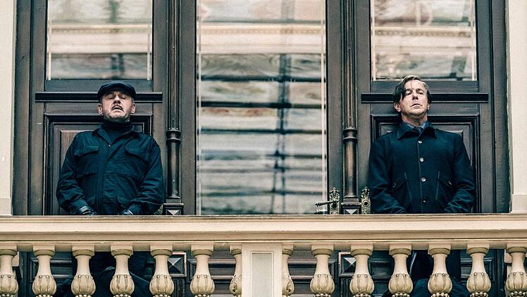 Allmen (Heino Ferch, rechts) und sein Butler Carlos (Samuel Finzi) bringen sich wieder einmal ordentlich in die Bredouille.