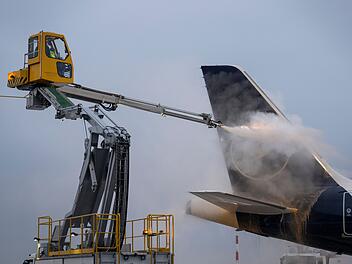 Flugzeugenteisung auf dem Frankfurter Flughafen