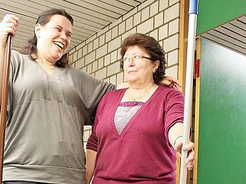 Nicole Hönninger und ihre Mutter Edeltraut Fischer nach getaner Arbeit.  Fotos: Markus Häggberg