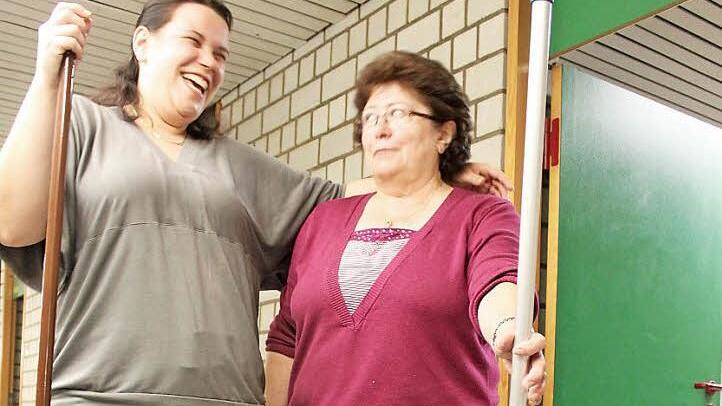 Nicole Hönninger und ihre Mutter Edeltraut Fischer nach getaner Arbeit.  Fotos: Markus Häggberg