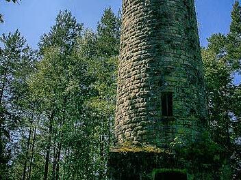 Der Lucas-Cranach-Turm ist nur über Wanderwege erreichbar. Fotos: Heiko Hartmann