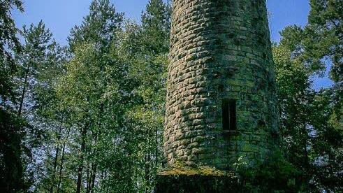 Der Lucas-Cranach-Turm ist nur über Wanderwege erreichbar. Fotos: Heiko Hartmann