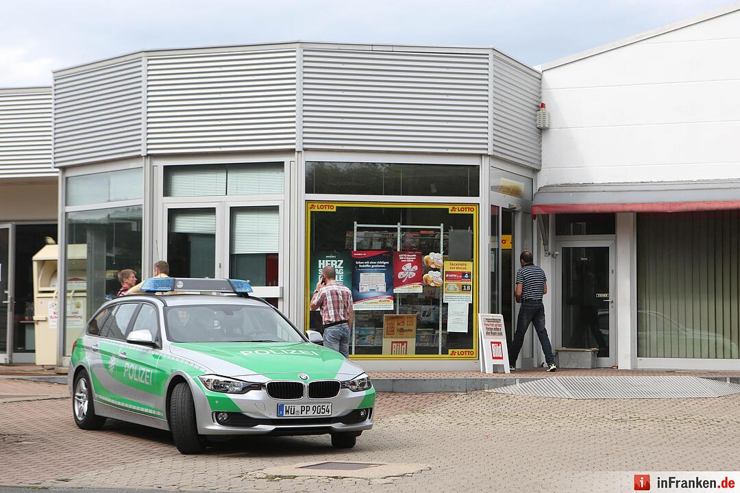 Bewaffneter Raubueberfall auf Geiselwinder Tankstelle - Polizei findet Bargeld