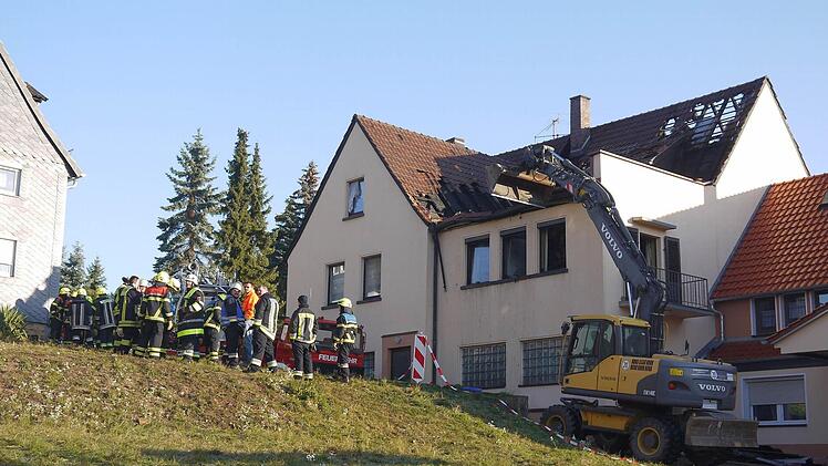 Aufräumarbeiten nach dem Dachstuhlbrand in Grub am Forst. Foto: Berthold Köhler