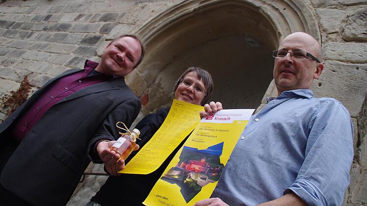 An ihre Stelle tritt zur Spielzeit 2017 Stefan Haufe (r.). Mit im Bild: Jörg Gremer und Kerstin Löw vom Tourismusbetrieb der Stadt. Heidemarie Wellmann (l.) wollte die künstlerische Leitung der Rosenberg-Festspiele nicht fortführen. Foto: Marco Meißner