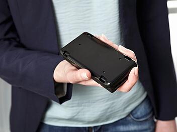 Die Telematik-Box gibt jungen Autofahrern die Möglichkeit, ihre Fahrweise zu überprüfen und zu sparen. Foto: HUK-Coburg