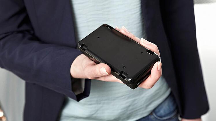 Die Telematik-Box gibt jungen Autofahrern die Möglichkeit, ihre Fahrweise zu überprüfen und zu sparen. Foto: HUK-Coburg