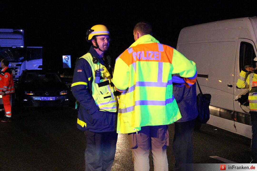 Unfall legt Verkehr auf A9 bei Bayreuth lahm - Sieben Fahrzeuge an Verkehrsunfall im Baustellenbereich beteiligt – glücklicherweise nur ein Leichtverletzter