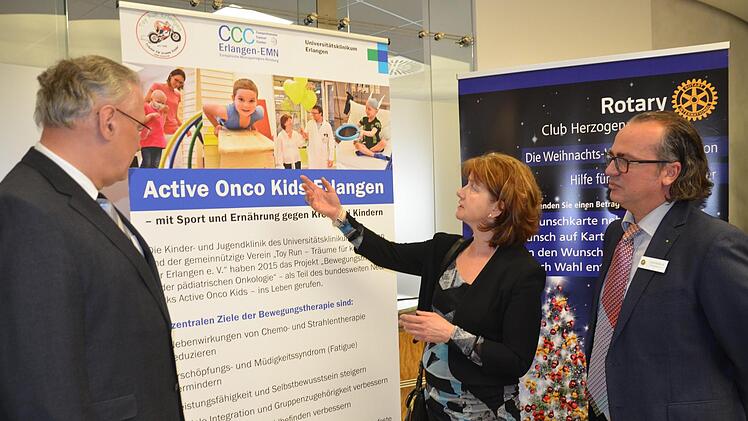 Toy-Run-Vorsitzende Marion M&uuml;ller  mit Schirmherr Joachim Herrmann und Rotary-Pr&auml;sident Jean Karalis