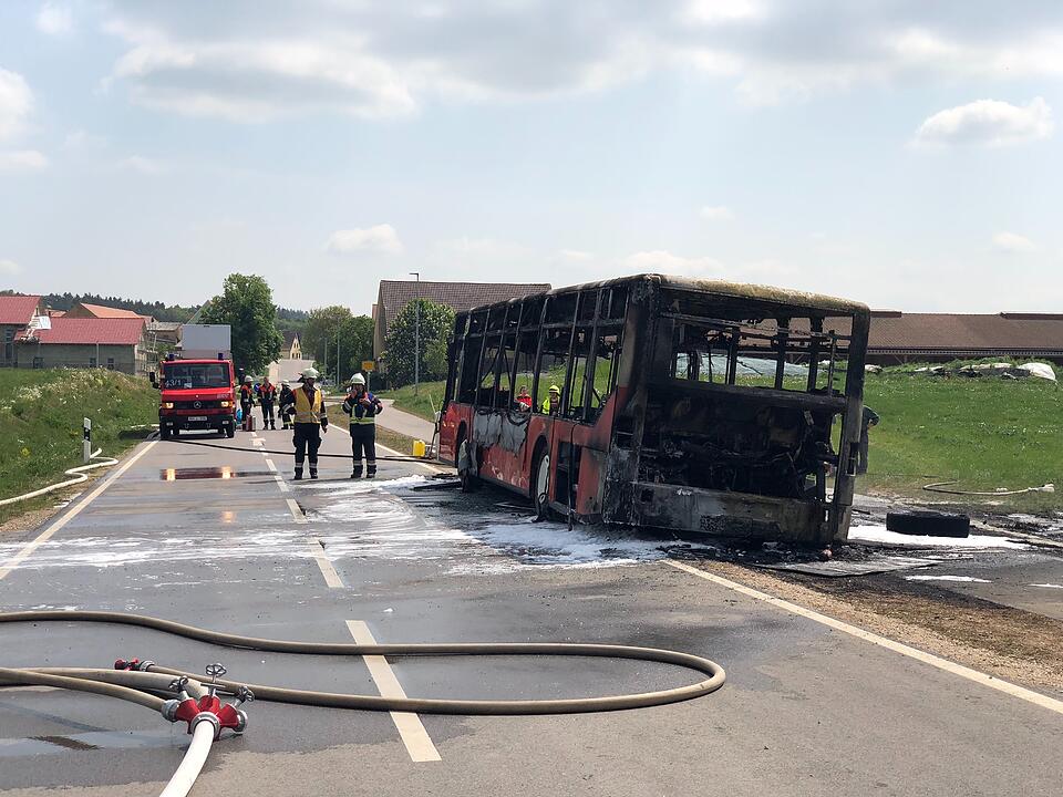 Mittelfranken: Vollbesetzter Schulbus fängt Feuer und brennt komplett aus