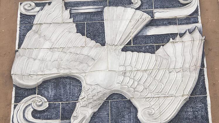 Adler im Anflug auf Beute: Mit den korinthischen S&auml;ulen spielt Hans Lewerenz auf den Eingangsvorbau (Portikus) der Max-Hundt-Schule an. Foto: Wolfgang Schoberth