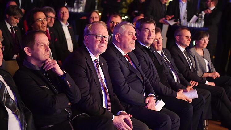 Erste Reihe (von links): Amtierender Landrat Rainer Mattern, Bundestagsabgeordneter Hans Michelbach, Coburgs Oberbürgermeister Norbert Tessmer. Foto: Ronald Rinklef