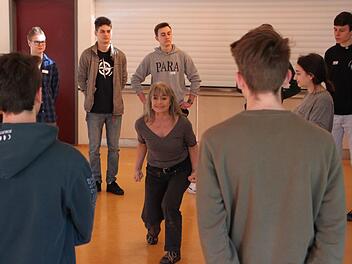 Schauspielerin Lilli Schwethelm vom Theater "mimikri" aus Büdingen  (Bildmitte) trainiert mit den Schülern der Theatergruppe Kompass des Franz-Miltenberger-Gymnasiums Bad Brückenau. Foto: Ulrike Müller
