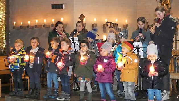Einen Lichtertanz pr&auml;sentierten die J&uuml;ngsten der "Rasselbande" (vorne), die dabei von der Fl&ouml;tengruppe unter der Leitung von Andrea Echaniz-Gerhard (hinten links) begleitet wurden. Foto: Christian Licha