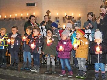 Einen Lichtertanz präsentierten die Jüngsten der "Rasselbande" (vorne), die dabei von der Flötengruppe unter der Leitung von Andrea Echaniz-Gerhard (hinten links) begleitet wurden. Foto: Christian Licha