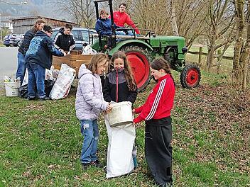 Mit dem Traktor wurden die Säcke und Eimer mit Müll abtransportiert und dann fachgerecht entsorgt.